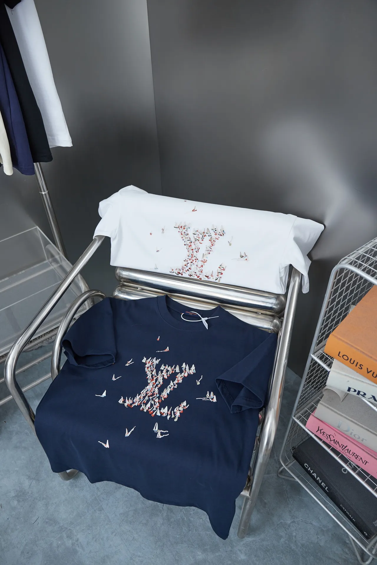 🅿️180 1V 25SS new style in early spring Colorful embroidered sailboat Lv letter short sleeve Light luxury essential item for daily commuting for men and women Correct version Welcome to compare Detailed features · 320g 100% pure cotton double yarn jersey fabric · Custom dyed in the same vat with special thickening 32 pieces of double-strand 1X1 thread · The front panel uses multi-needle embroidery technology to embroider the colorful sailboat pattern Lv letter graphics · Back panel ghost back design + sailboat pattern + letter logo embroidery · Double-needle cross-stitching process · Original main mark, washed tag, branded moisture-proof paper packaging Color: black/white Size: S/M/L/XL